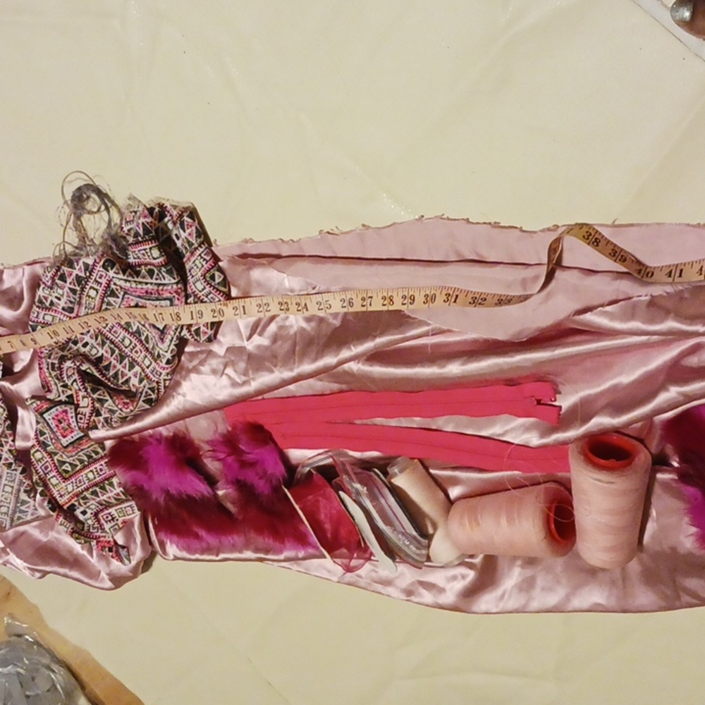 Pink Fabric, thread & zippers (bundle)